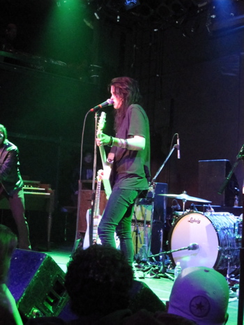 Allison Mossheart on guitar. 
