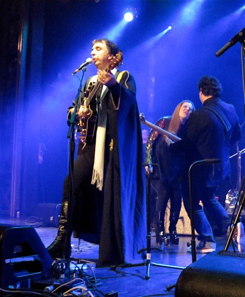 Sergio focuses while Bia and bassist Vinícius Junqueira have a playful time behind him.