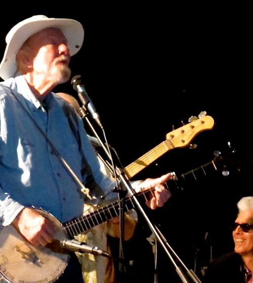 Pete Seeger onstage at a 2009 rally in Memorial Park, Nyack, N.Y. (© 2009, Steven P. Marsh/willyoumissme.com)